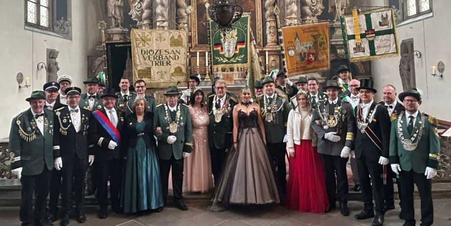 Guppenbild zur Diözesanstandartenübergabe 2025