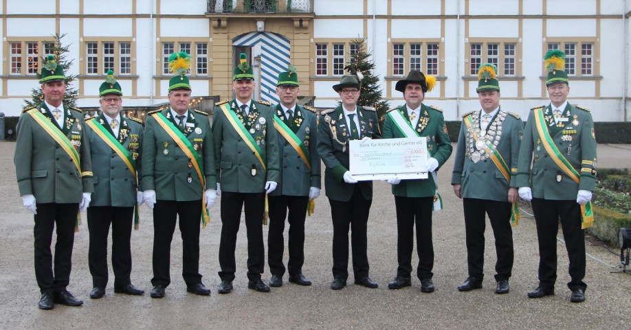 Scheckübergabe vor dem Schloss Neuhaus